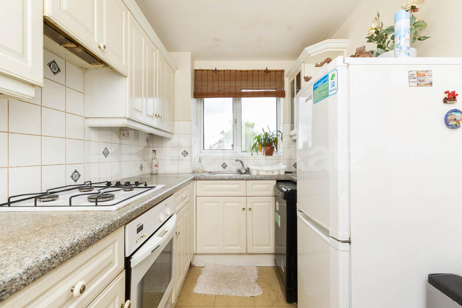 Located within walking distance to Muswell Hill Golf Club and its green spaces Cambridge Gardens, Muswell Hill 